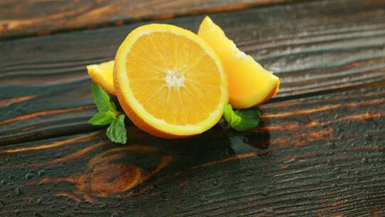 桌子上成熟的橘子