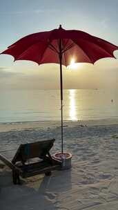 实拍沙滩太阳伞躺椅