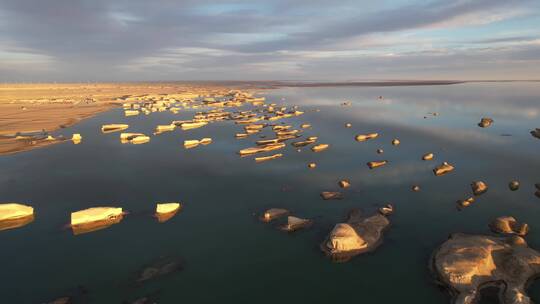 青海乌素特水上雅丹地貌日落自然风光