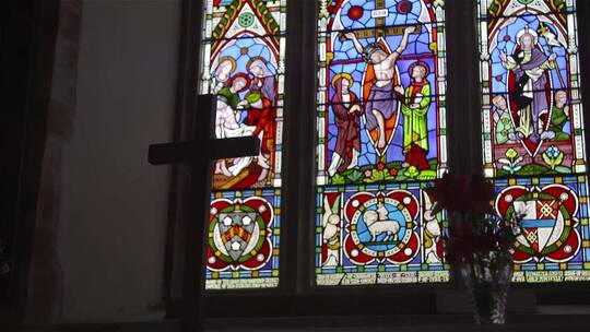 教堂十字架和窗户上的壁画视频素材模板下载