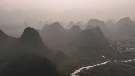 秋天日出阳光下的桂林喀斯特地貌山峰