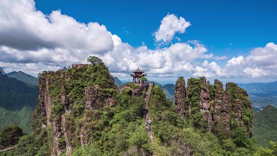 夏日晴天里的广西贵港北帝山美景