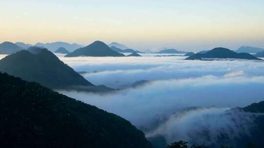 云海中的山峦风景