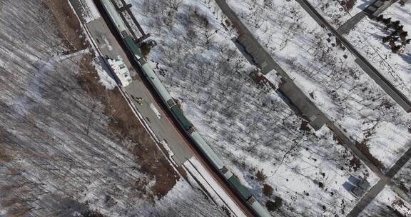 冬季户外雪地中的绿皮车厢