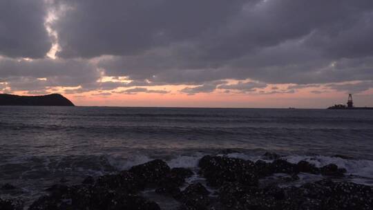 傍晚天空大海海浪礁石