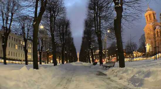特写被大雪覆盖的城市街道和车辆