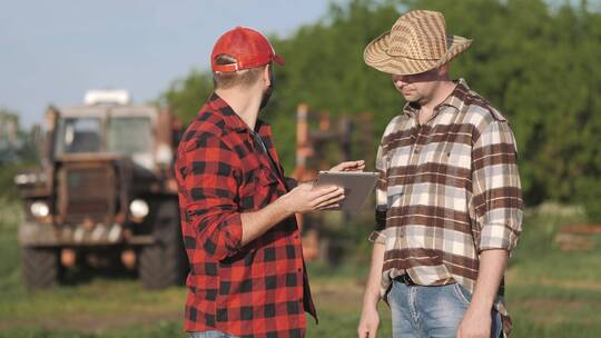 两个人交流农业技术视频素材模板下载
