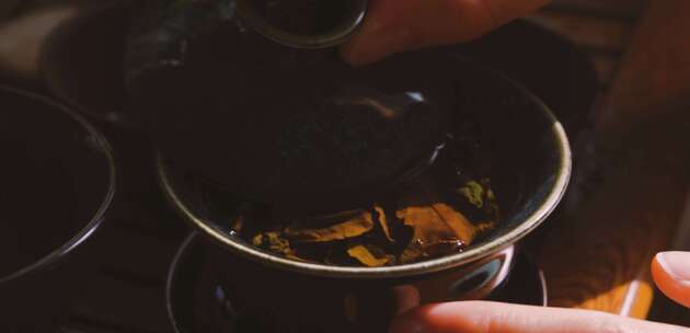 中式茶碗喝茶 品茶