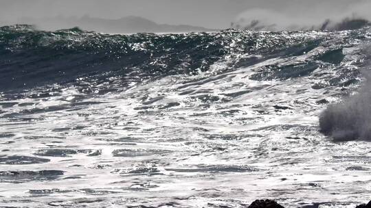 海浪拍打着海岸视频素材模板下载