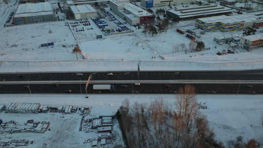 格丁尼亚白雪皑皑的德布劳瓦区一条主要道路