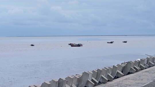 海边防波堤与海面船只素材