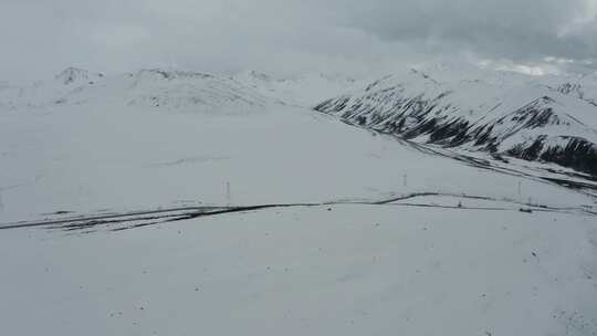 航拍冬天川藏公路雪景