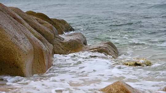 大海海浪浪花拍打礁石升格慢镜头