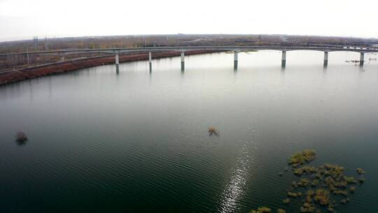 4K航拍深秋跨越河流的铁路公路桥