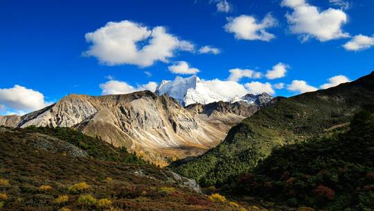 稻城亚丁三怙主神山雪山央迈勇自然风光延时