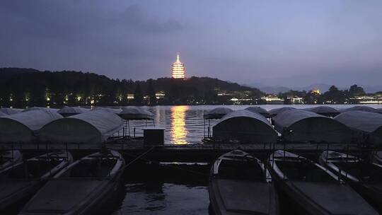 夜晚西湖风景区游船码头和雷峰塔夜景