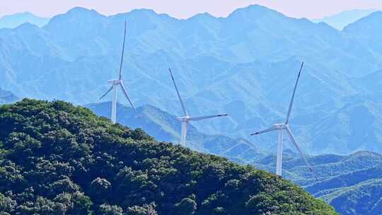 夏季绿色高山蓝天白云与风力发电机组