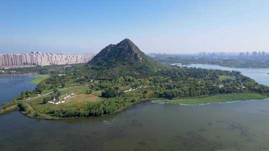 山东济南华山风景区湖面山峰风景