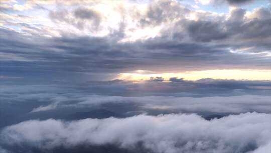 山顶云海风光阳光穿过云层