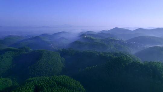 岭南丘陵连绵群山绿色山林清晨航拍全景风光