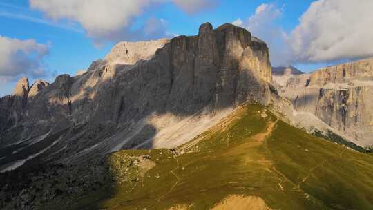 意大利瓦尔加德纳多洛米蒂阿尔卑斯山雄伟的特伦蒂诺上阿迪奇全景