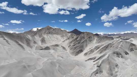 航拍新疆阿克陶县白沙湖景区白沙山晴天风光