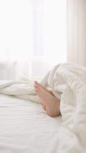 卧室床上毯子下的脚  舒适
