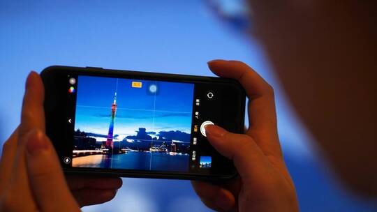 女孩在广州塔珠江边用手机拍照4k视频素材