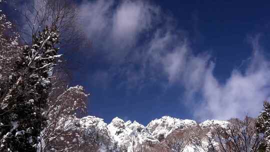 冬季雪山蓝天白云