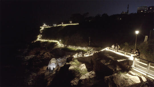 青岛燕儿岛夜景栈道