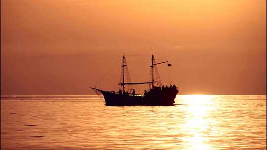 海面夕阳下的渔船