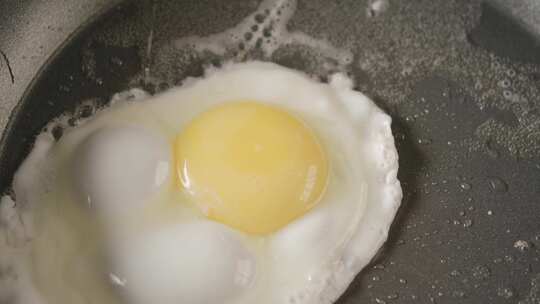 煎蛋在平底锅上特写