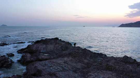 黄昏大海岩石航拍钓鱼