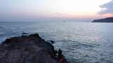 黄昏大海岩石航拍钓鱼高清在线视频素材下载