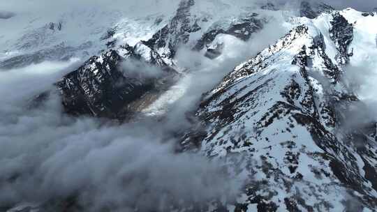 清晨西藏念青唐古拉山脉云雾缭乱雪山景观