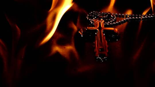 燃烧的十字架项链