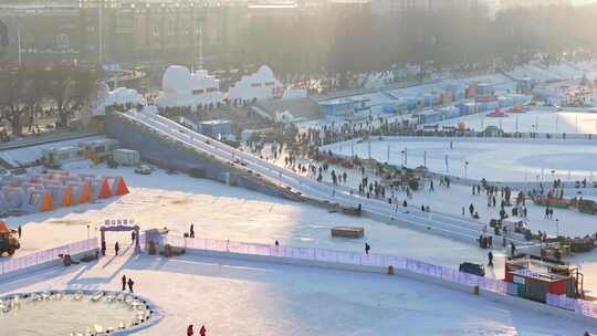 哈尔滨冰雪嘉年华松花江上冰雪滑梯航拍