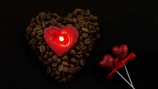 咖啡豆心形蜡烛和闪亮的红心