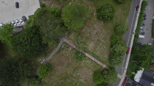 美国普利茅斯埋葬山公墓的鸟瞰图——自上而下，无人机拍摄