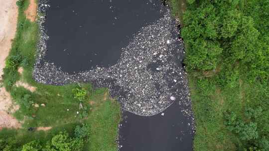 河水溪流里的垃圾污染鸟瞰图视频素材模板下载