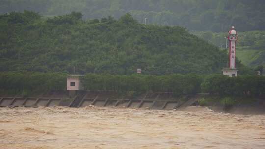 洪水过境拍打岸边堤坝实拍视频