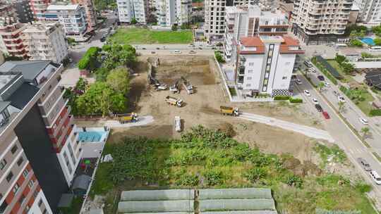 建造挖掘机和卡车准备场地的启动天线