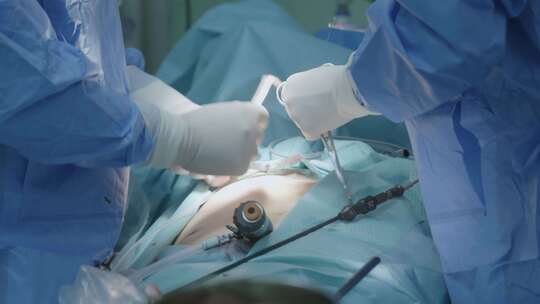 医生手术室进行手术操作