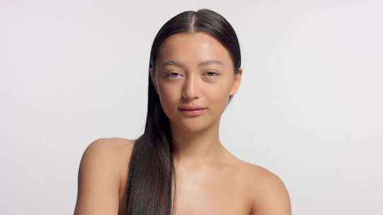 混合种族亚洲模型在工作室美容拍摄