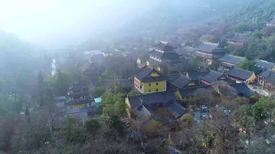 杭州飞来峰景区灵隐寺早晨阳光照耀航拍