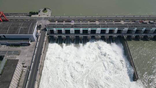 航拍水电站泄洪波涛汹涌水流