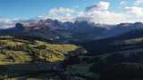 Alpe di Siusi，意大利白云石阿尔卑斯山。无人机的空中景观。高清在线视频素材下载