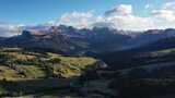 Alpe di Siusi，意大利白云石阿尔卑斯山。无人机的空中景观。高清在线视频素材下载