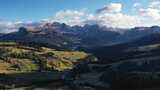 Alpe di Siusi，意大利白云石阿尔卑斯山。无人机的空中景观。高清在线视频素材下载