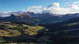 Alpe di Siusi，意大利白云石阿尔卑斯山。无人机的空中景观。高清在线视频素材下载